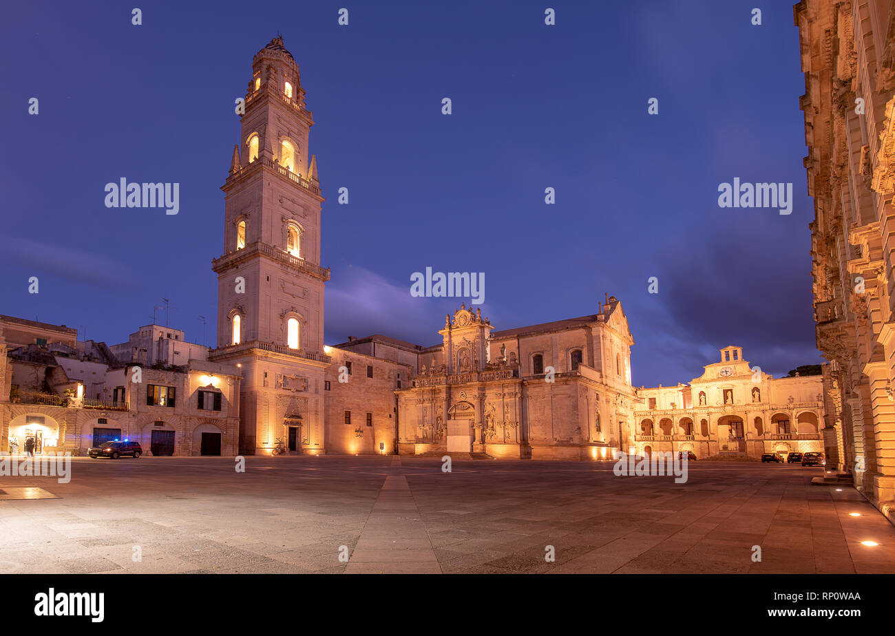 La Piazza del Duomo , le campanile et la tour de la cathédrale de la Vierge Marie (Basilica di Santa Maria Assunta in Cielo) dans Lecce - Pouilles, Italie pendant la nuit Banque D'Images