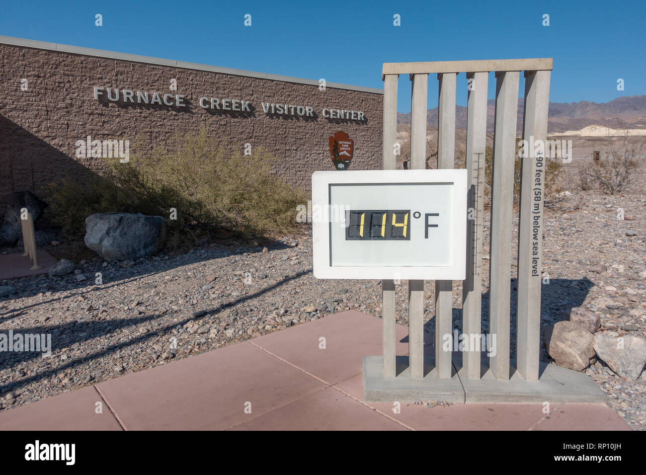 Jauge de température montrant 114℉ (45,6 °C) à l'extérieur du centre d'accueil de Furnace Creek, Furnace Creek, California, United States. Banque D'Images