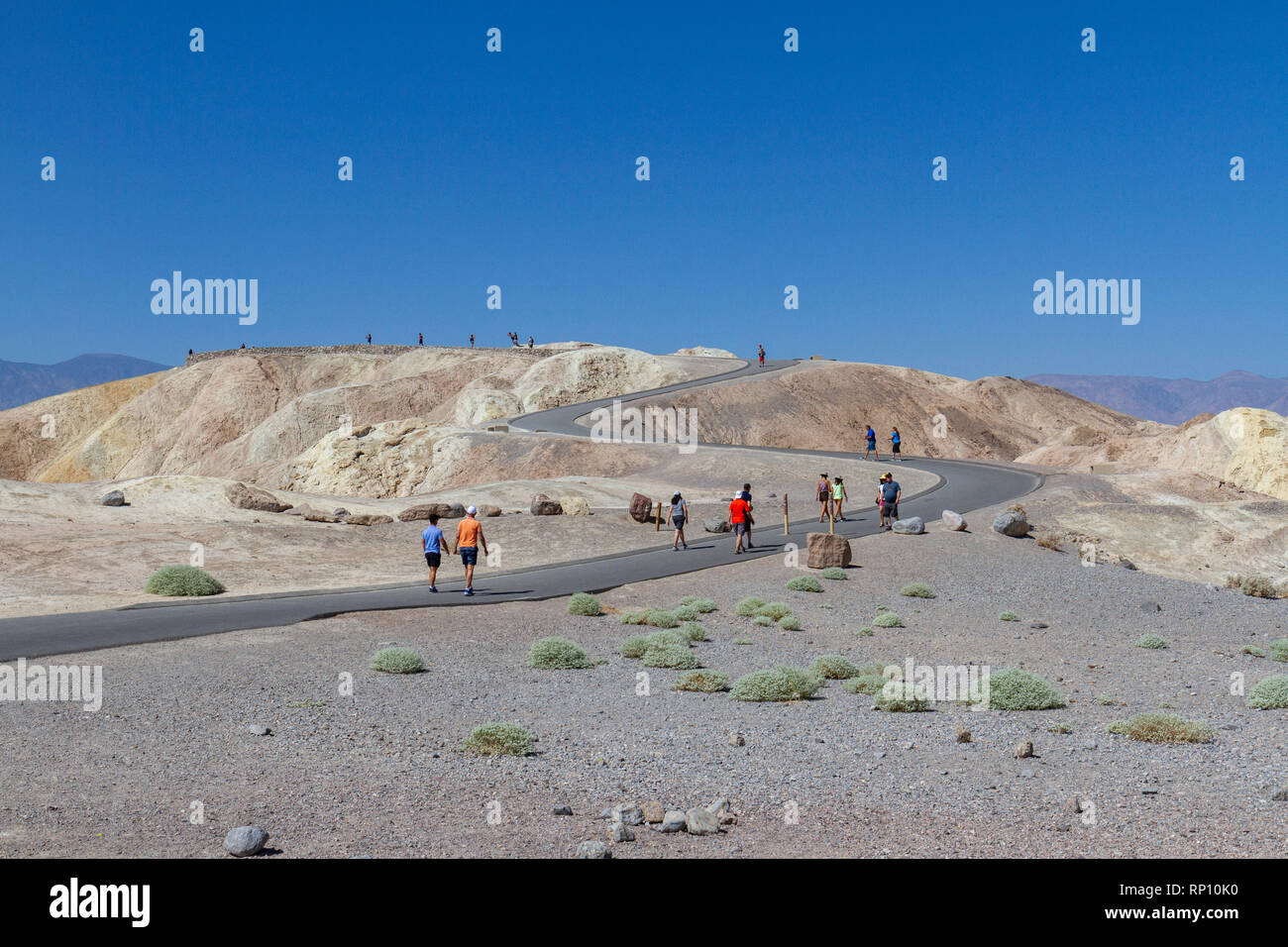 Les visiteurs arrivant à Zabriskie Point, Death Valley National Park, California, United States. Banque D'Images
