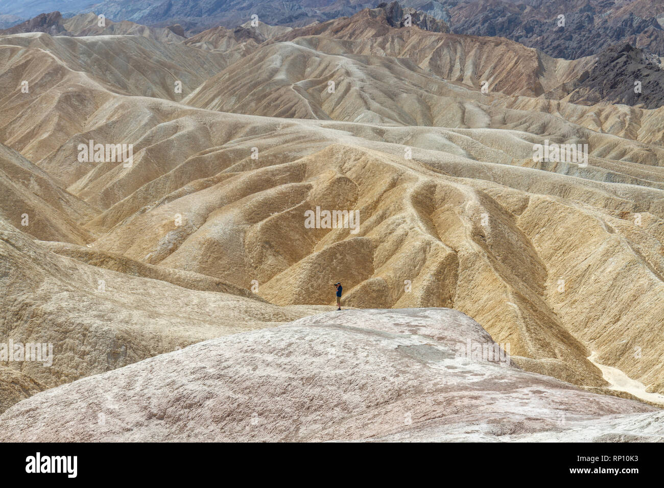Un photographe prend une photo à Zabriskie Point, Death Valley National Park, California, United States. Banque D'Images