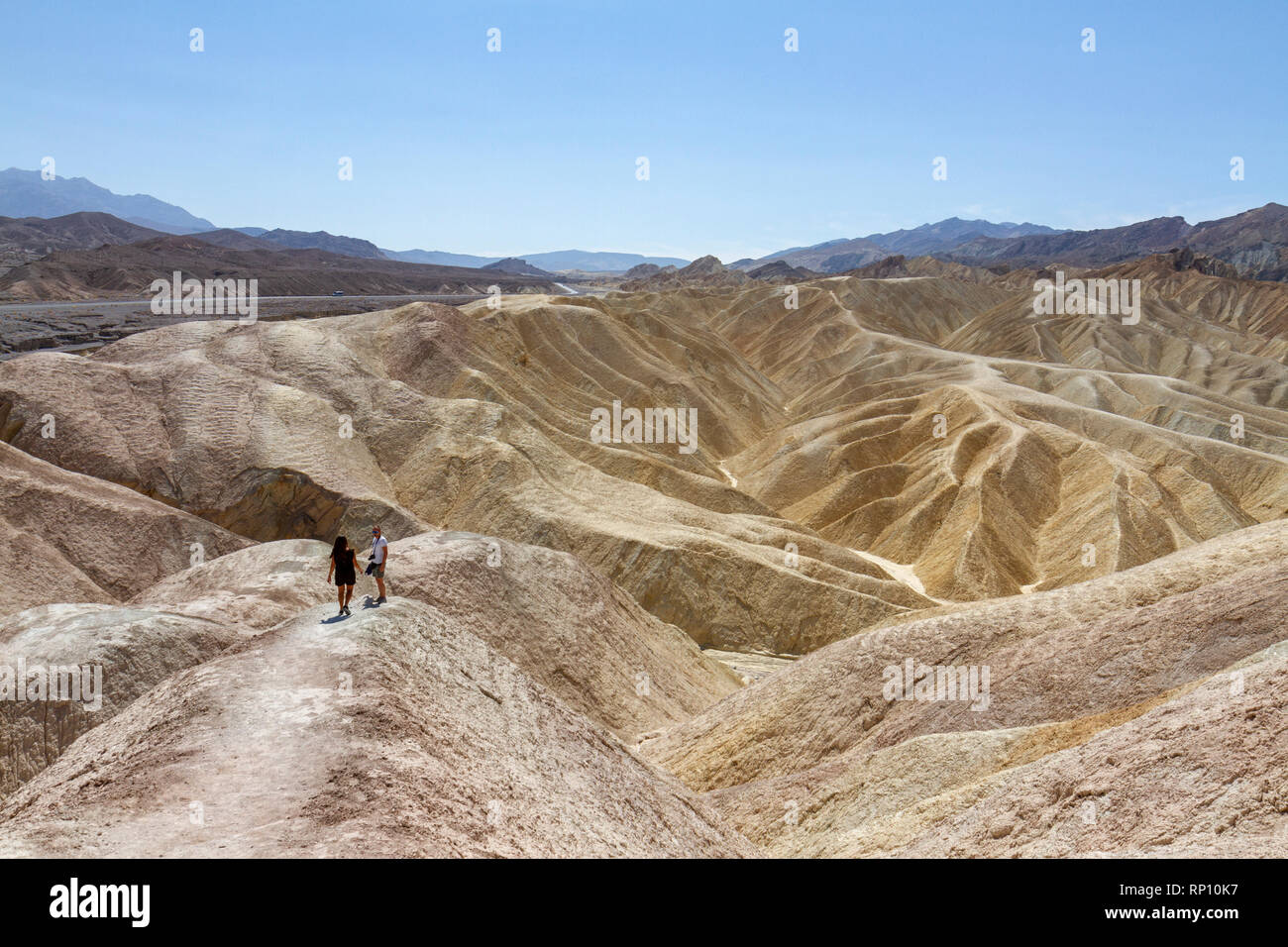 Un couple sur le point de prendre une photographie de Zabriskie Point, Death Valley National Park, California, United States. Banque D'Images