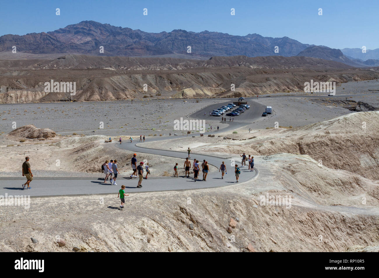 Les visiteurs arrivant à Zabriskie Point, Death Valley National Park, California, United States. Banque D'Images