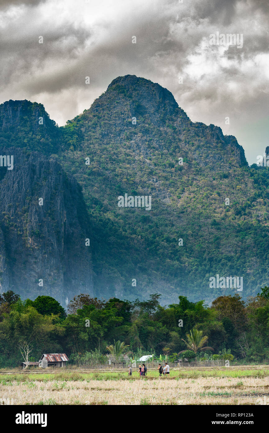 Vue imprenable de certains touristes marcher sur un sentier qui mène au point de vue Ngeum Pha à Vang Vieng, Laos. Banque D'Images