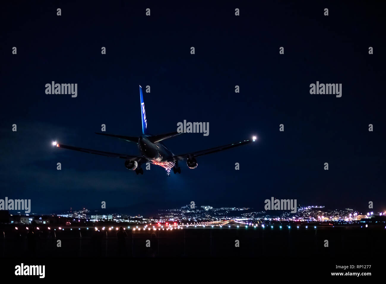OSAKA, JAPON - JAN. 3, 2019 : ANA Boeing 767-300ER L'atterrissage à l'Aéroport International d'Itami à Osaka au Japon dans la nuit. Banque D'Images