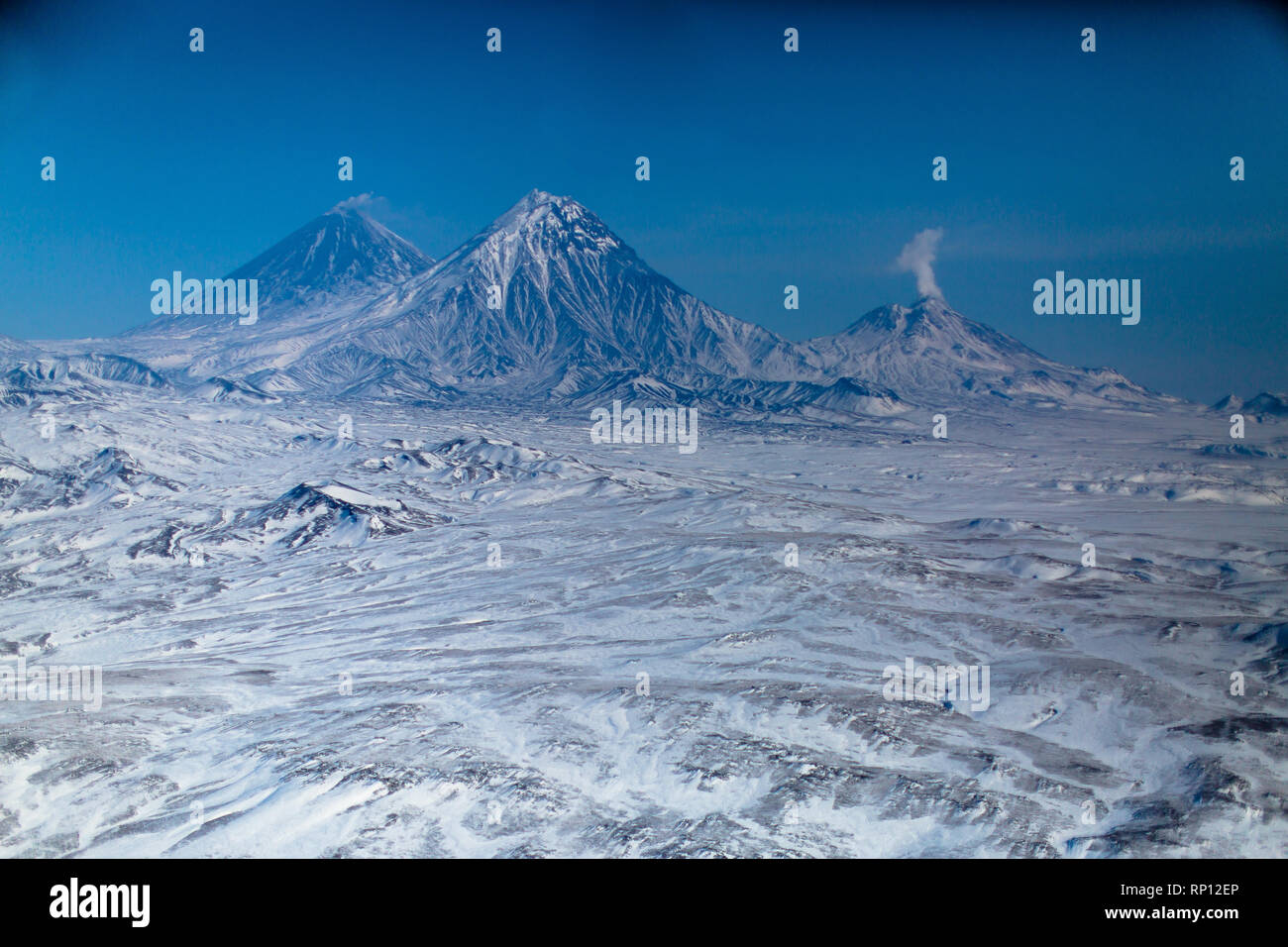 Un volcan actif de l'hiver. Banque D'Images