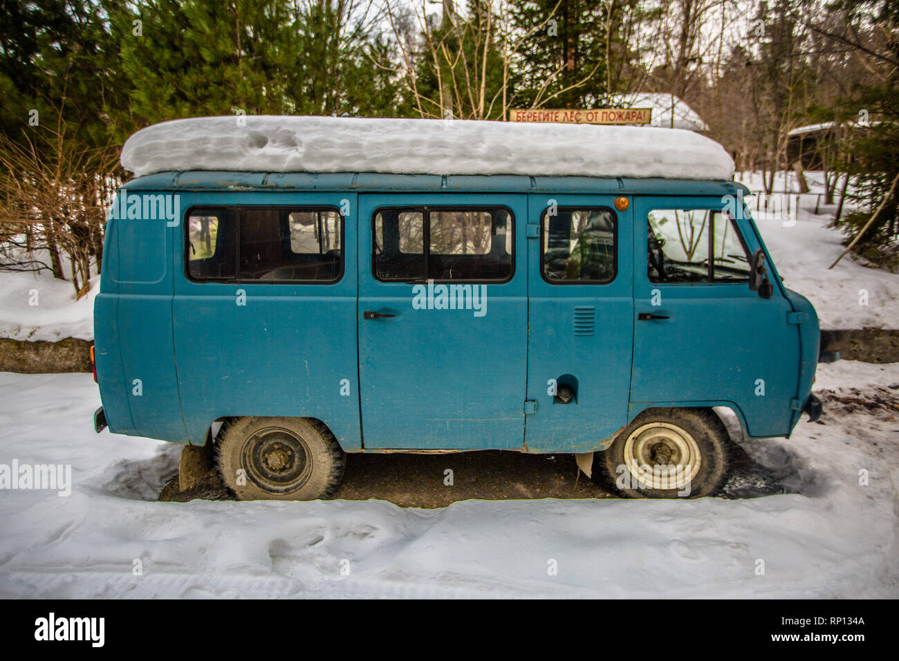 Un UAZ-452 ou «pain Loaf» de l'ère soviétique de fabrication de véhicules se trouve dans la neige dans un petit village russe Banque D'Images