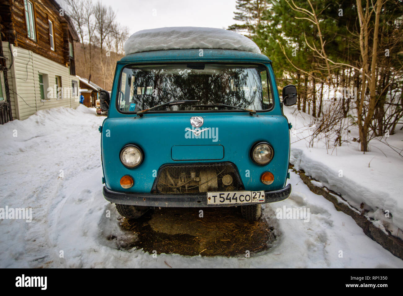 Un UAZ-452 ou «pain Loaf» de l'ère soviétique de fabrication de véhicules se trouve dans la neige dans un petit village russe Banque D'Images