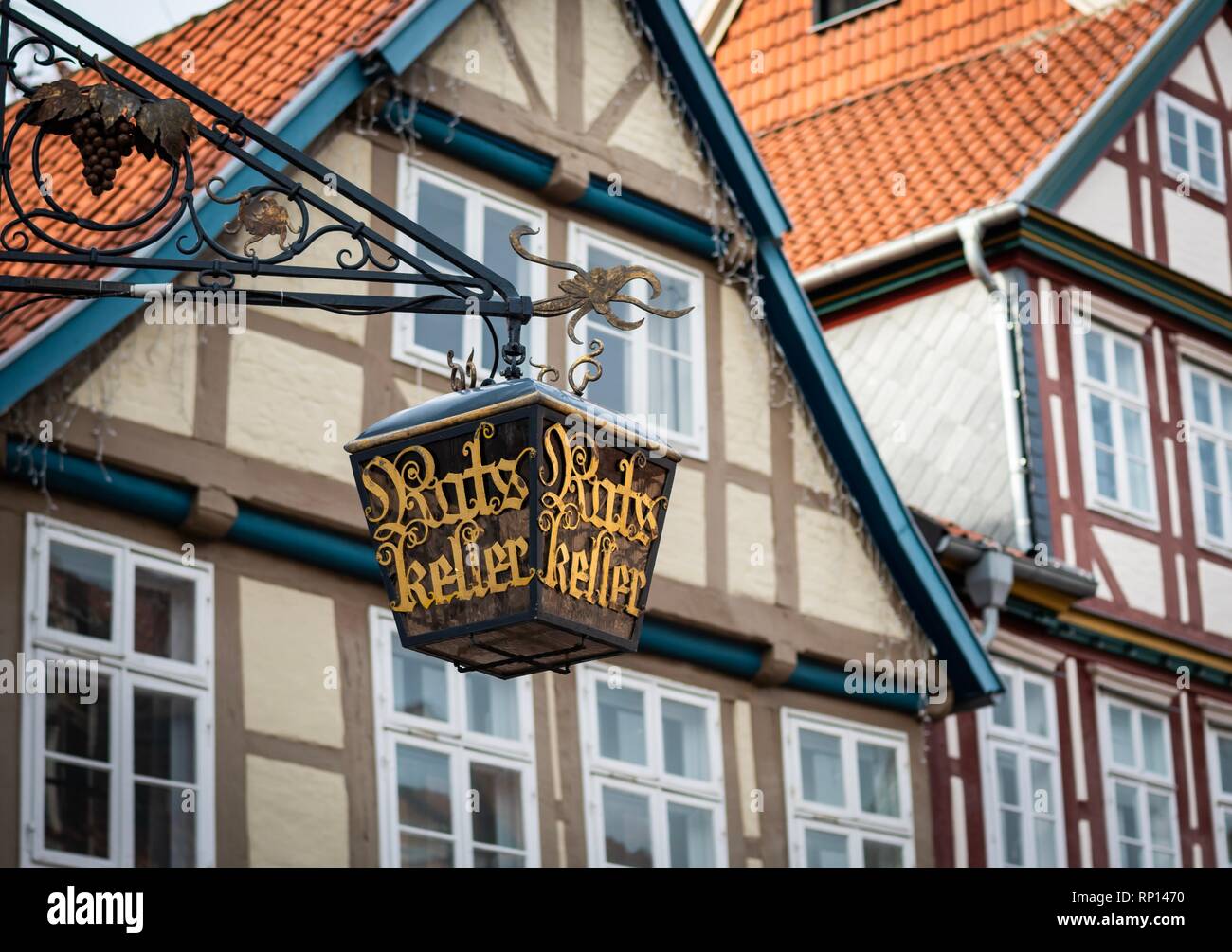 Historische Leuchte des vor Fachwerkhäusern Celler Restaurants Ratskeller Banque D'Images