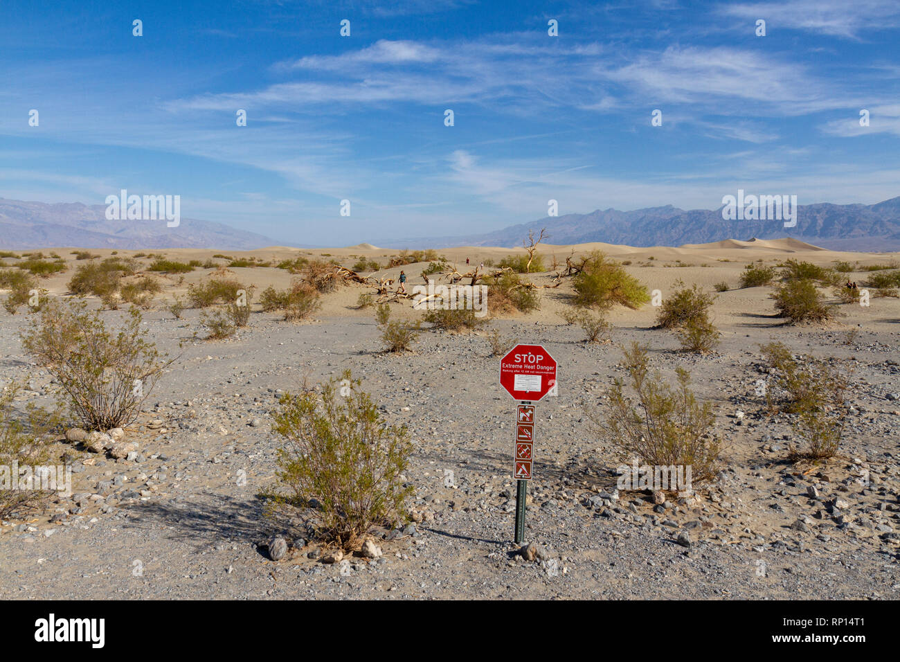 Voir l'avertissement au Mesquite Flat dunes de sable, la Death Valley National Park, California, United States Banque D'Images