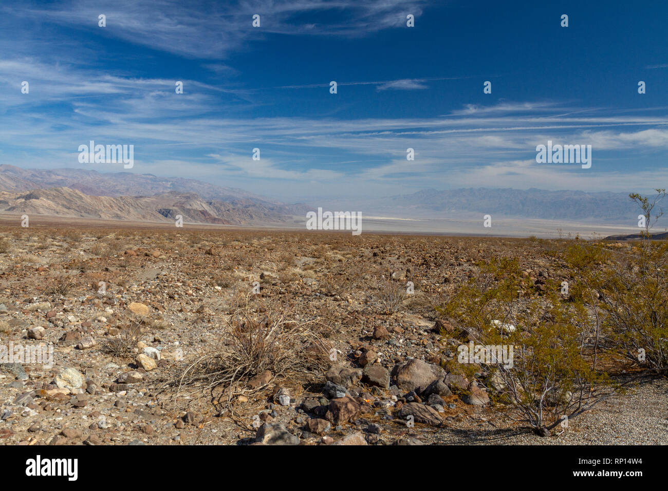 Vue nord sur la California State Route 190 vers le bas dans la vallée de la mort à partir de la zone de camping d'émigrants, Death Valley National Park, CA, États-Unis. Banque D'Images