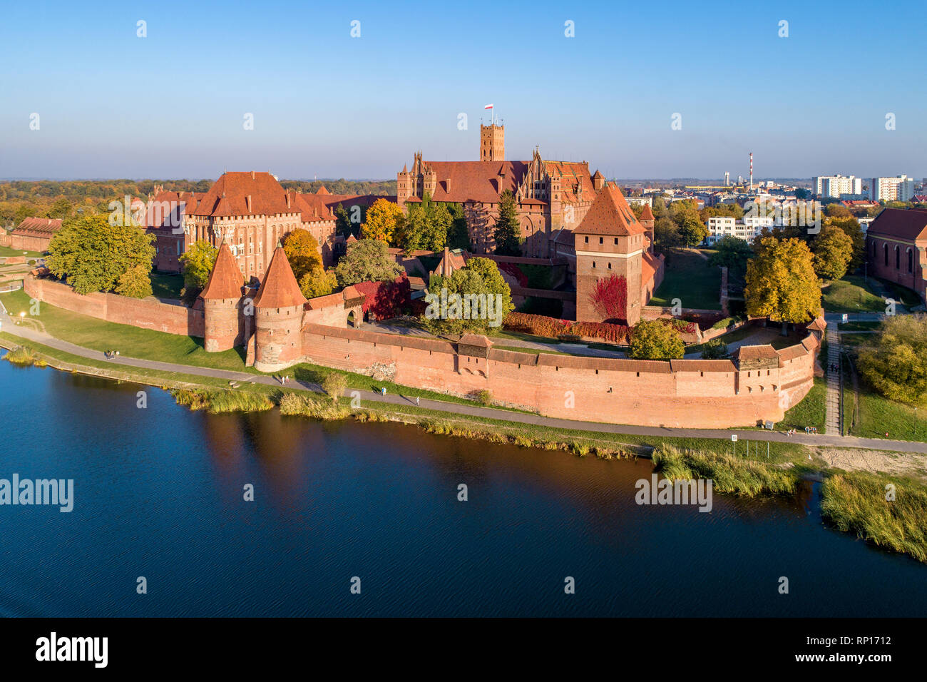 Malbork (Marienburg médiévale) Château en Espagne, forteresse des Chevaliers teutoniques lors de la Rivière Nogat. Vue aérienne de l'automne au coucher du soleil la lumière. Banque D'Images