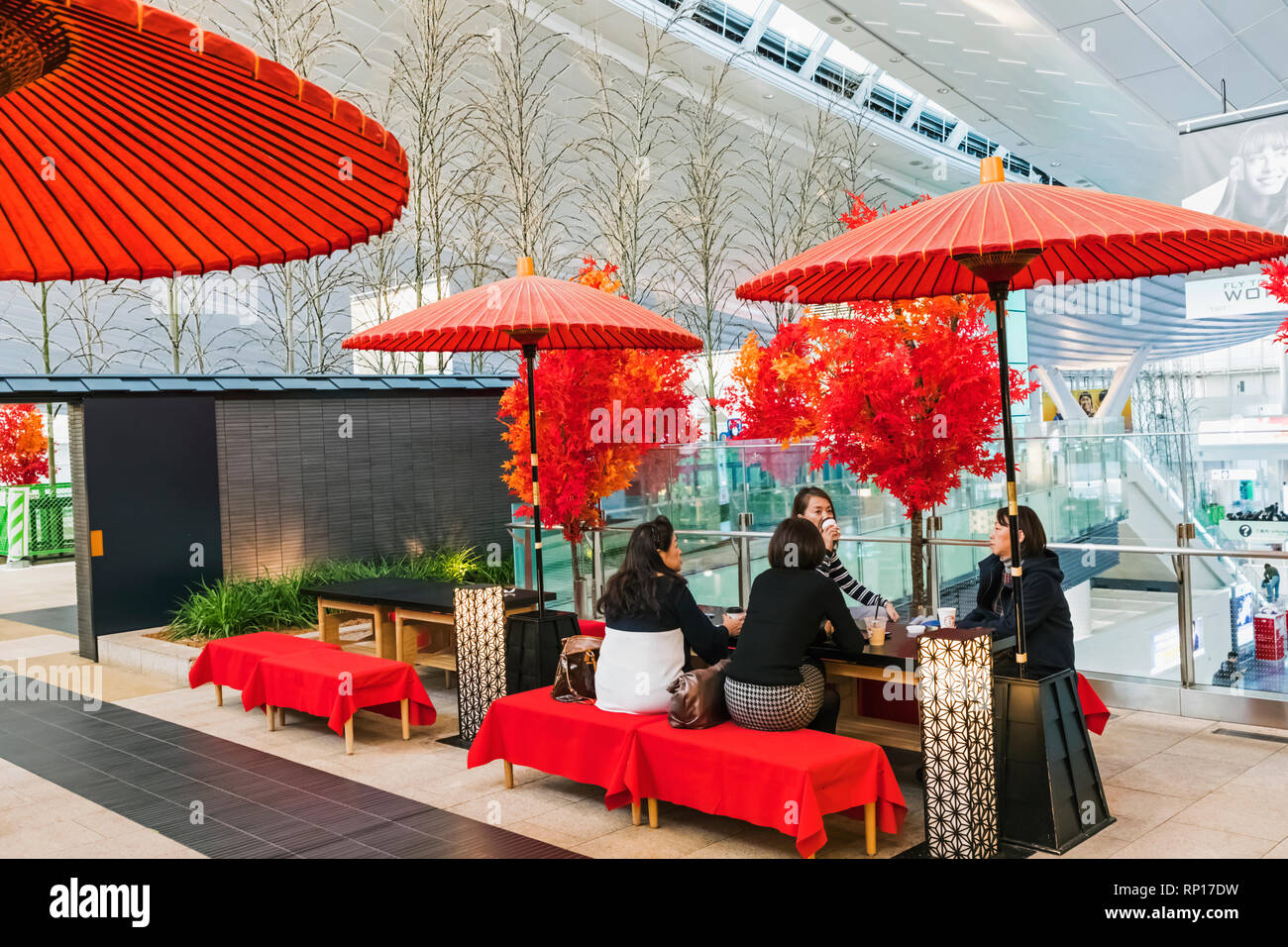 Le Japon, Honshu, Tokyo, l'aéroport de Haneda, Terminal International, aire de départ, les passagers se reposent au Cafe Banque D'Images