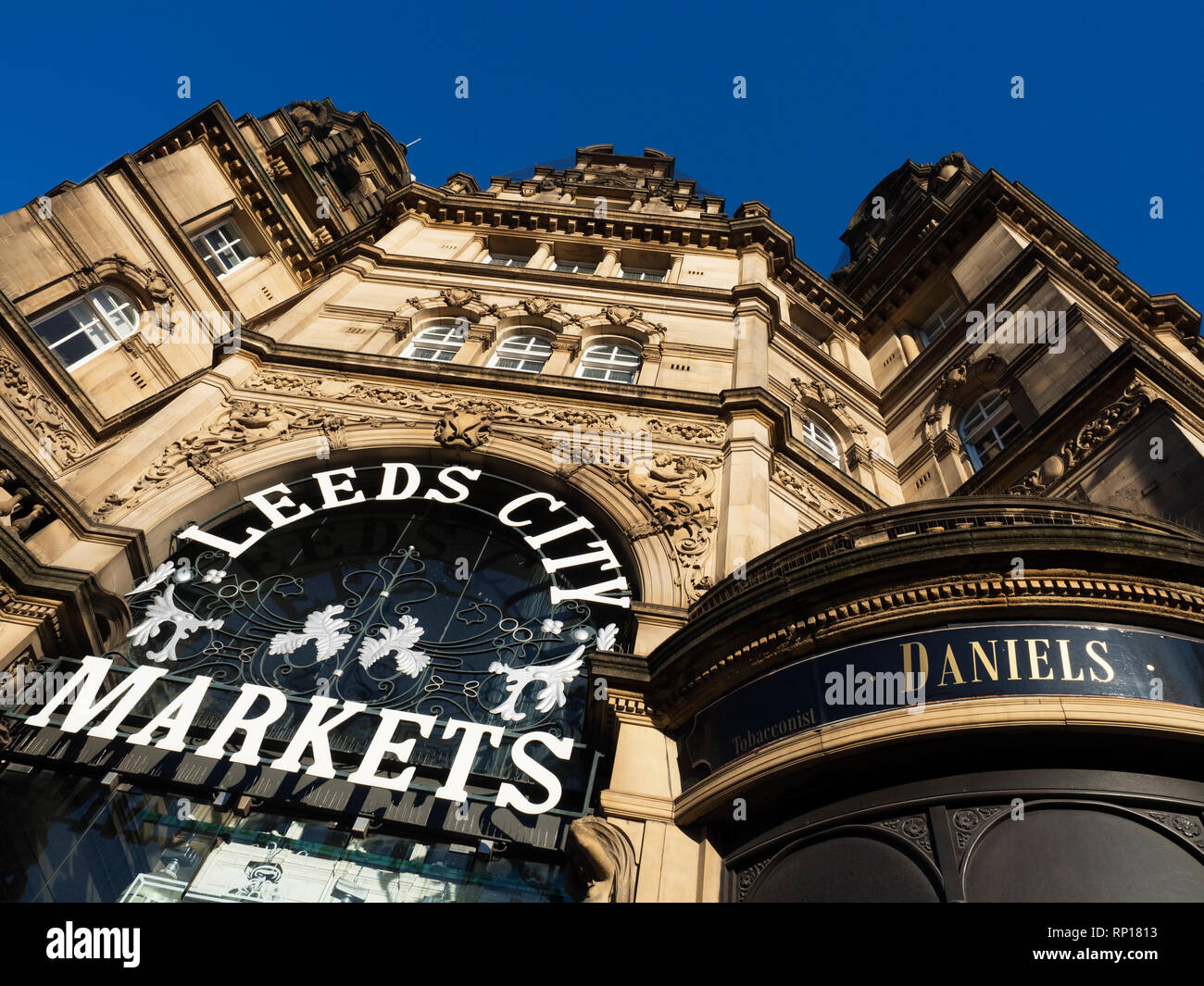 Les marchés de la ville de Leeds entrée de l'édifice au coin de terre et Vicaire Kirkgate Leeds West Yorkshire Angleterre Banque D'Images