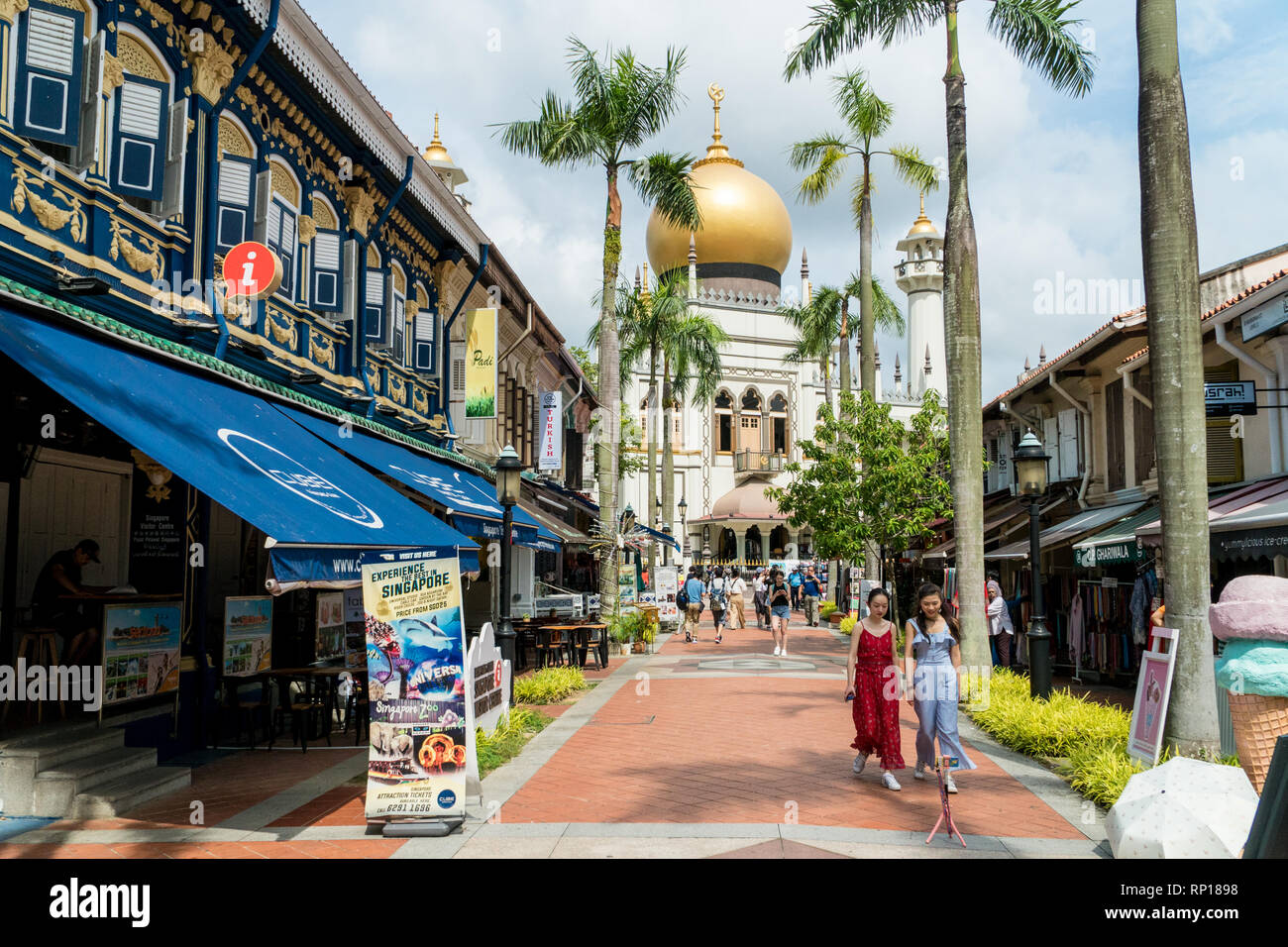 Singapour - Le 21 janvier 2019 : vue sur le long de la rue Bussorah Masjid Sultan mosquée, centre de la culture islamique dans le district de Kampong Glam, Singapour Banque D'Images