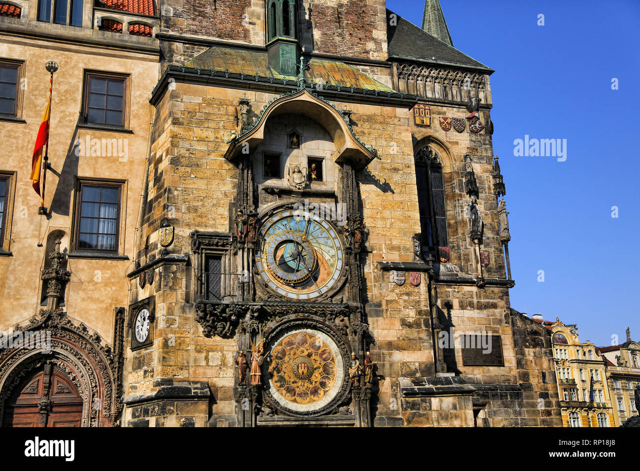Une vue de Prague Horloge Astronomique de debout la tête et fier dans la hauteur de l'été avec un beau ciel bleu en arrière-plan. Banque D'Images