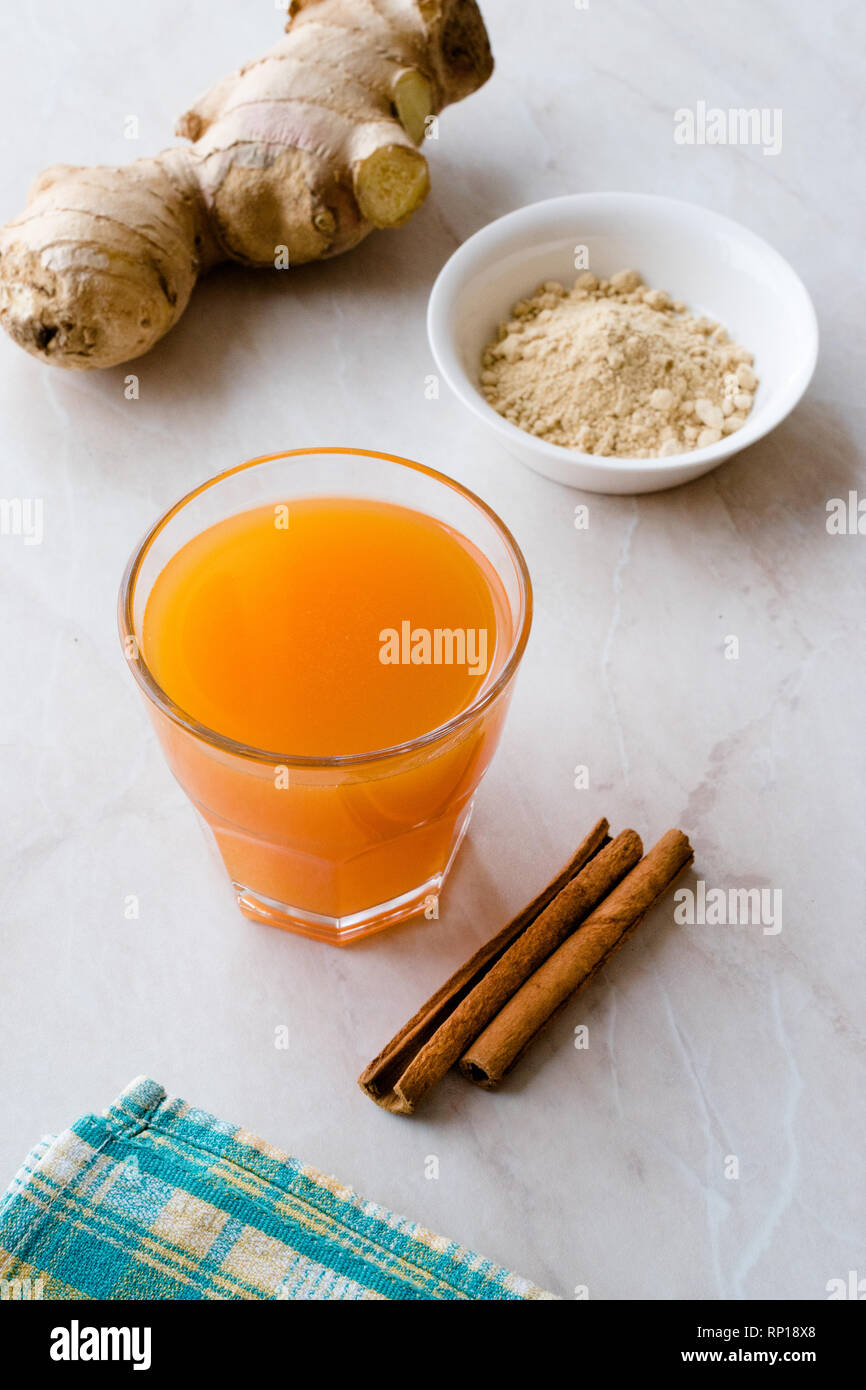 Boisson asiatique saine Jamu avec le curcuma et le bâton de cannelle, le  jus d'Orange. Boisson traditionnelle Photo Stock - Alamy