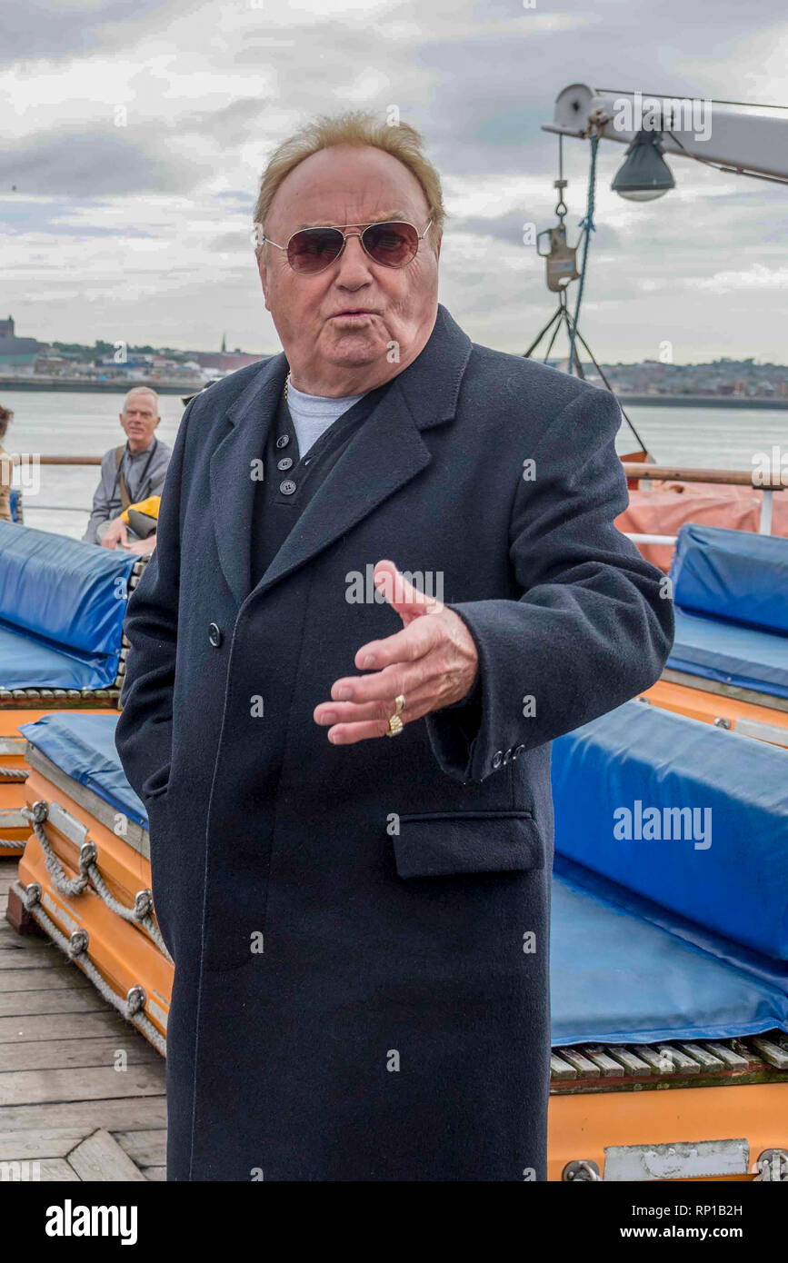 Gerry Marsden à bord de la Mersey ferry. Le traversier traverse le Mersey. Banque D'Images