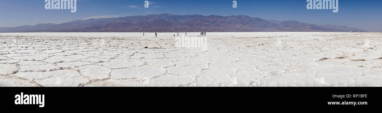 Les visiteurs de partir sur le pan au sel du bassin de Badwater, Death Valley National Park, California, United States. Banque D'Images