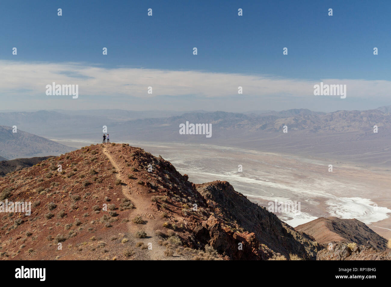 Tôt le matin, voir l'avis de Dantès à env sud, passé un couple de personnes, Death Valley National Park, California, United States. Banque D'Images
