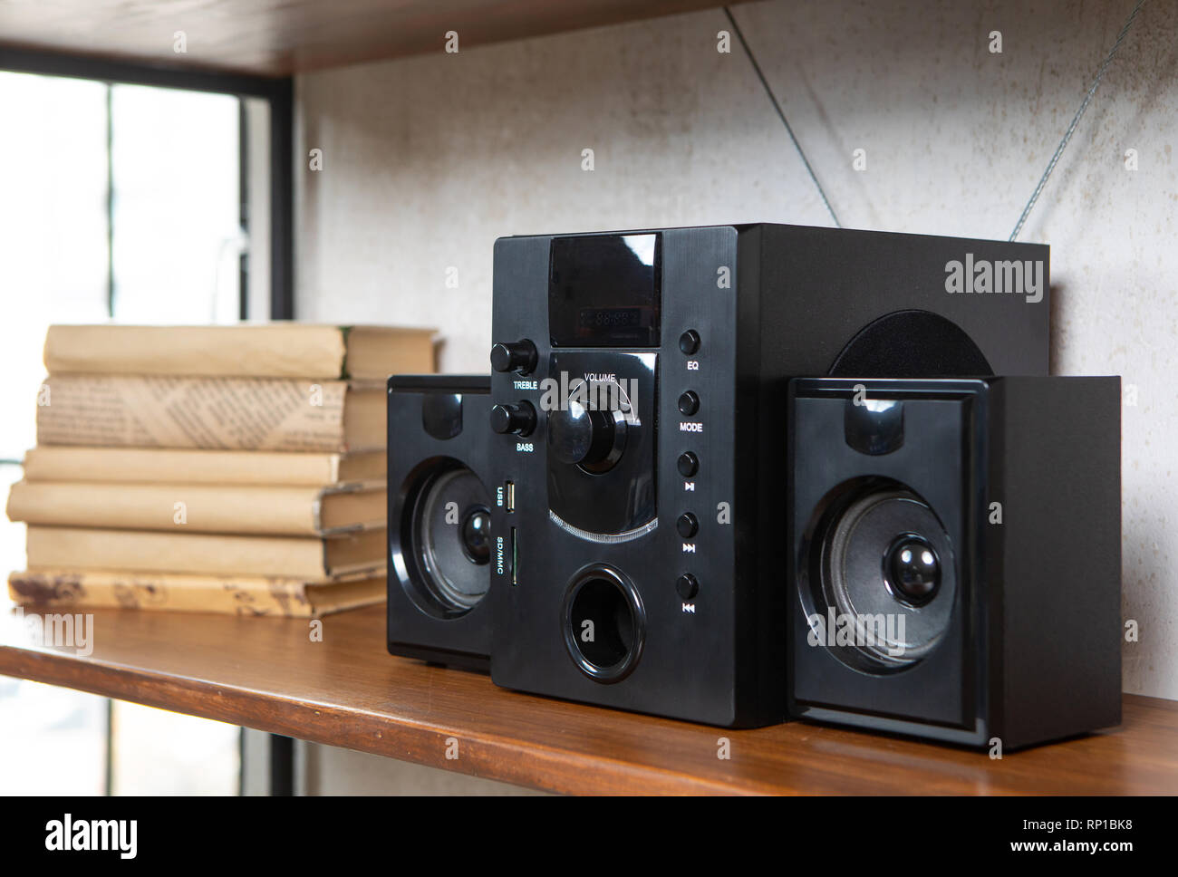 Centre de musique compact vintage loft résidentiel sur le plateau de l'intérieur Banque D'Images