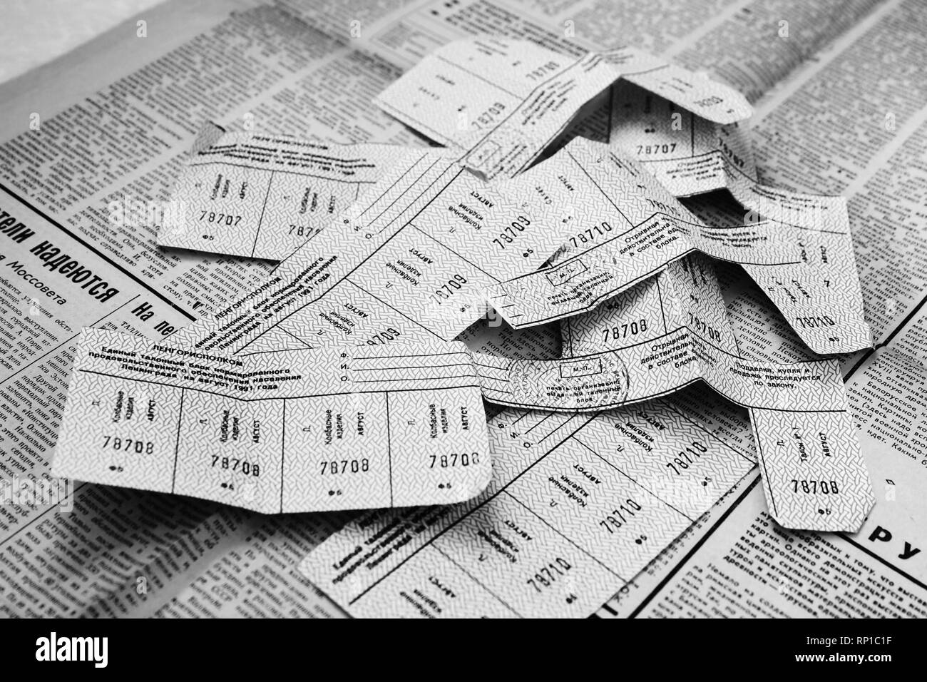 Les bons alimentaires pour l'acheter du sucre, de la saucisse, produire de l'huile végétale sur le journal national 'Pravda'1990 au moment de la crise économique 1991 URSS Banque D'Images