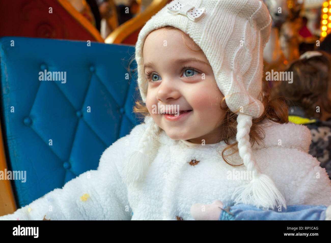 Beau Bébé fille déguisée en princesse pour le carnaval. Le sourire et l'expression joyeuse. Banque D'Images