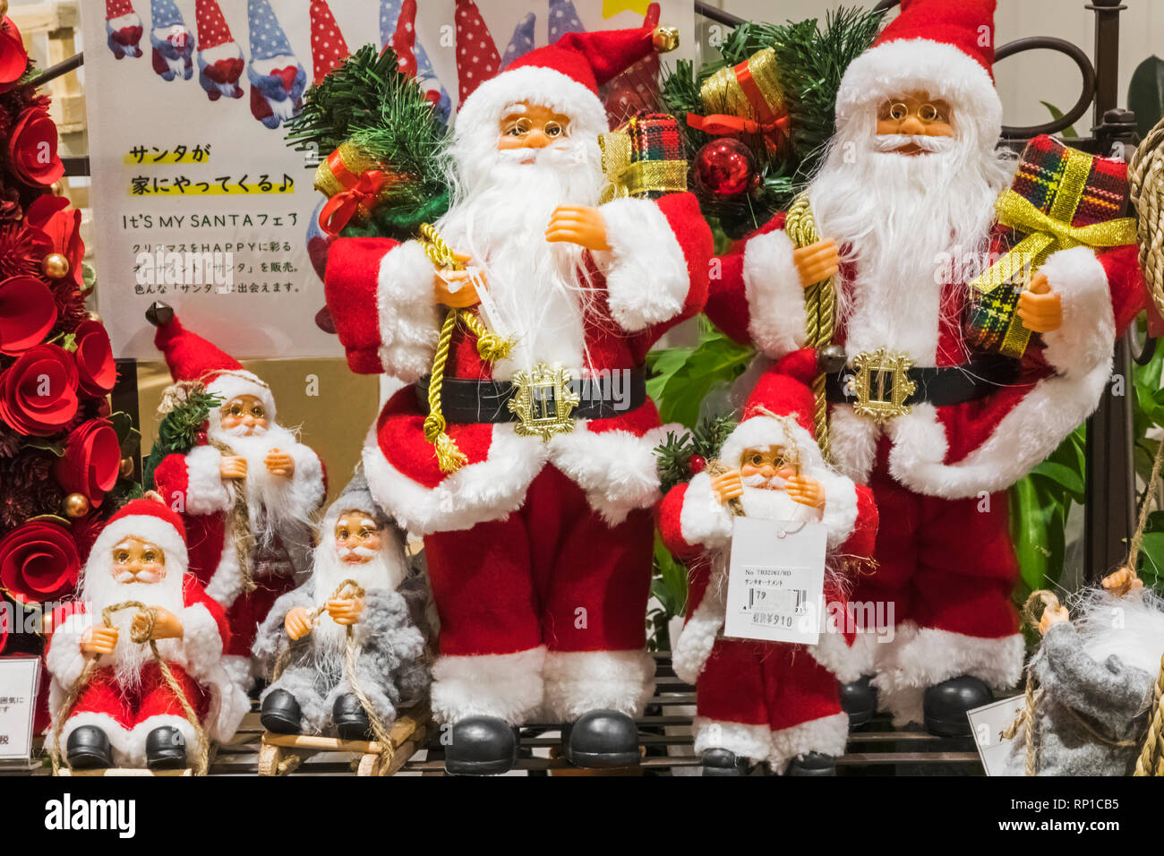 Le Japon, Honshu, Tokyo, boutique de décoration de Noël affichage des Toy Santas Banque D'Images