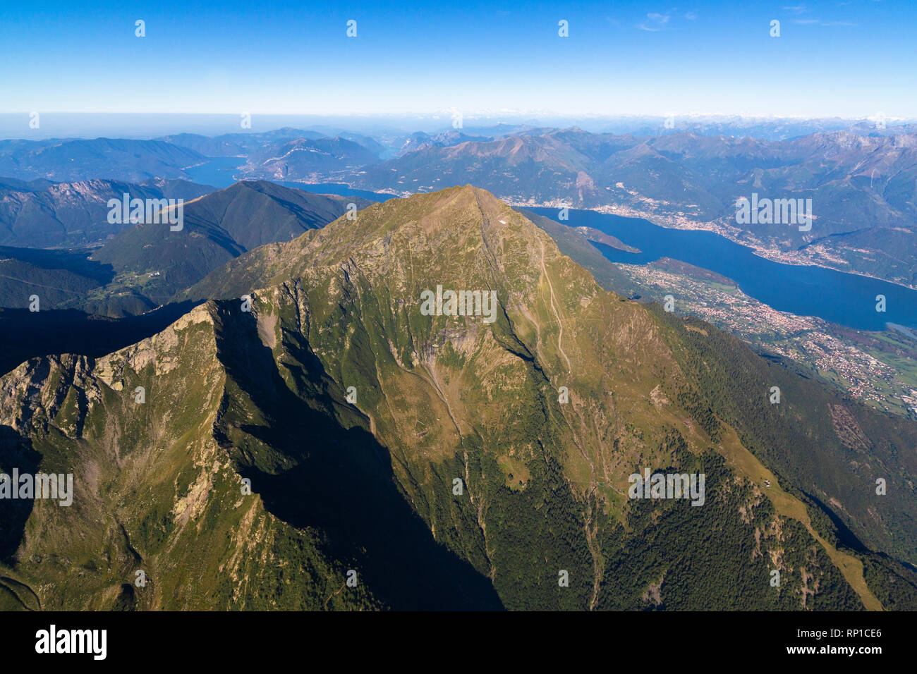 Vue aérienne de Grigna (Grignone) avec le lac de Côme en arrière-plan, Valsassina, province de Lecco, Lombardie, Italie Banque D'Images