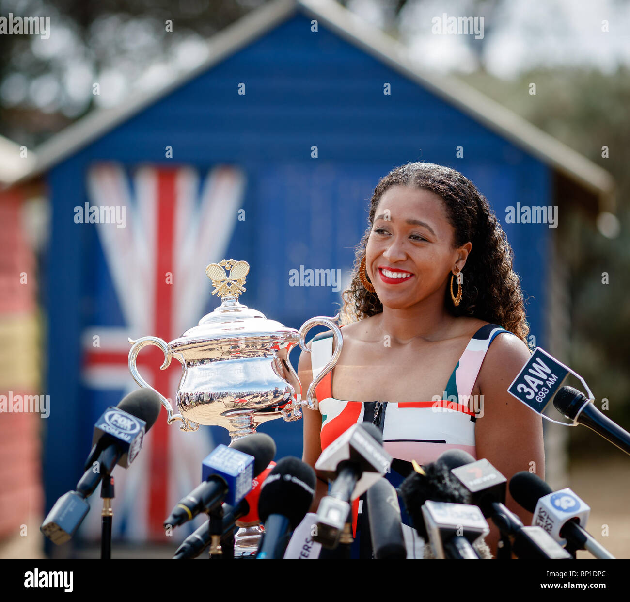 Naomi Osaka avec le programme Daphne Akhurst trophée à la plage de Brighton à Victoria après avoir remporté l'Open d'Australie 2019 contre Petra Kvitova Banque D'Images