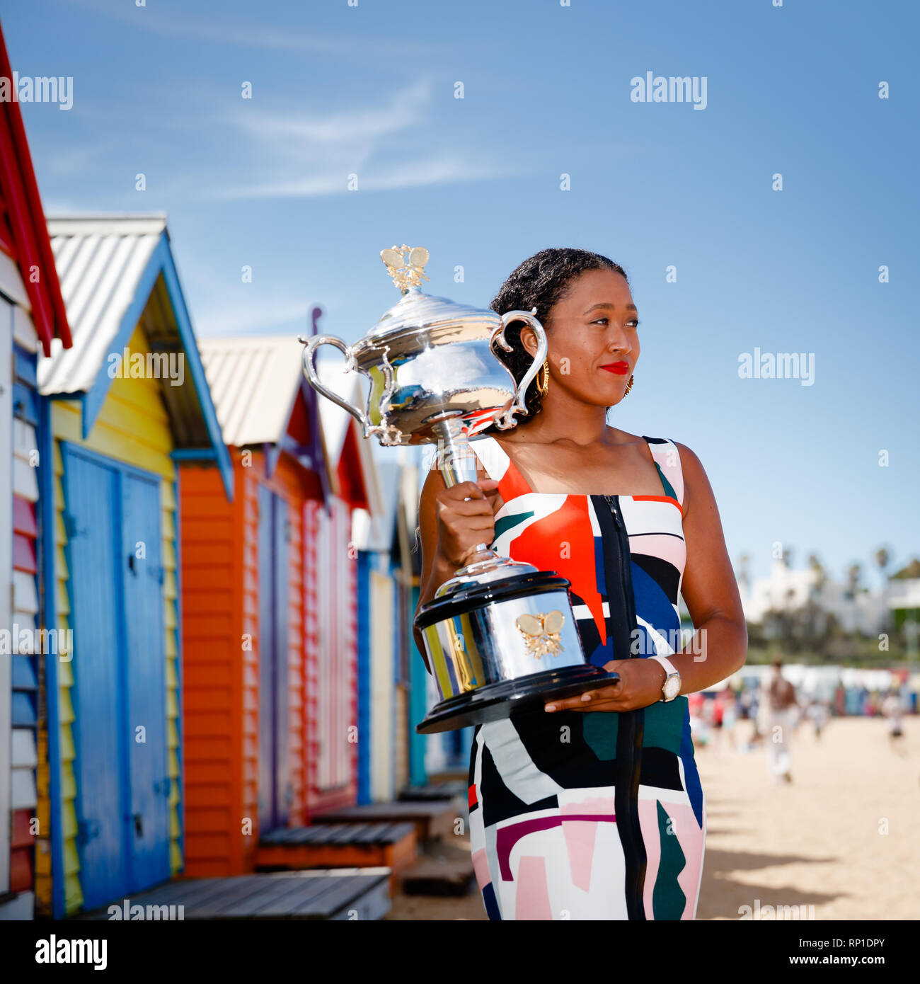 Naomi Osaka avec le programme Daphne Akhurst trophée à la plage de Brighton à Victoria après avoir remporté l'Open d'Australie 2019 contre Petra Kvitova Banque D'Images
