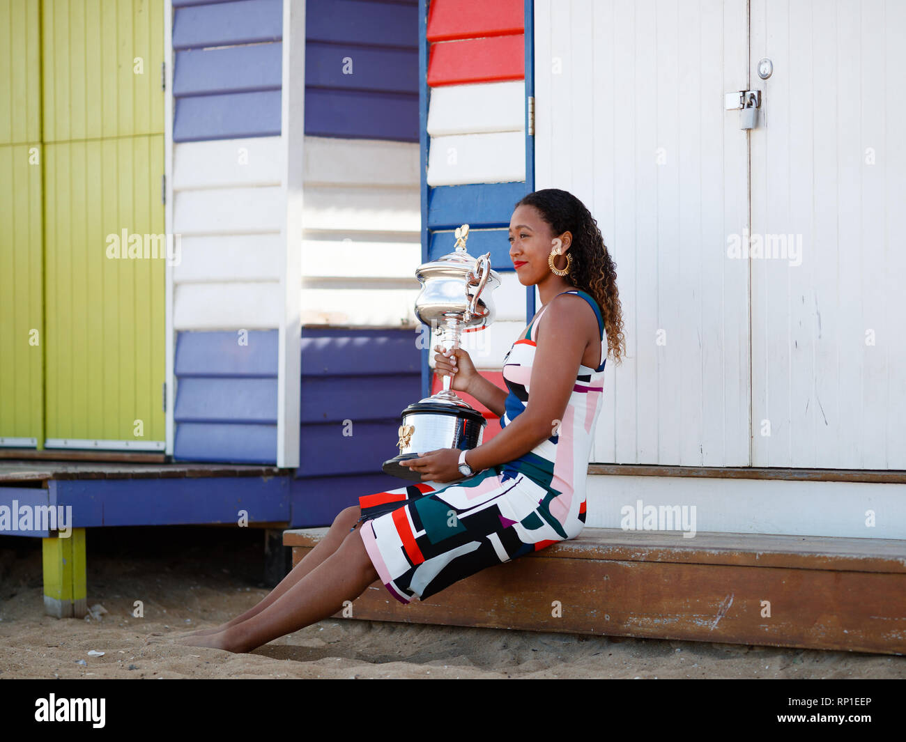 Naomi Osaka avec le programme Daphne Akhurst trophée à la plage de Brighton à Victoria après avoir remporté l'Open d'Australie 2019 contre Petra Kvitova Banque D'Images