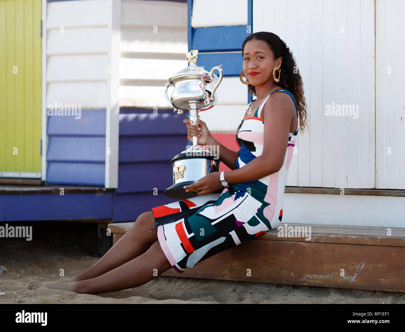 Naomi Osaka avec le programme Daphne Akhurst trophée à la plage de Brighton à Victoria après avoir remporté l'Open d'Australie 2019 contre Petra Kvitova Banque D'Images