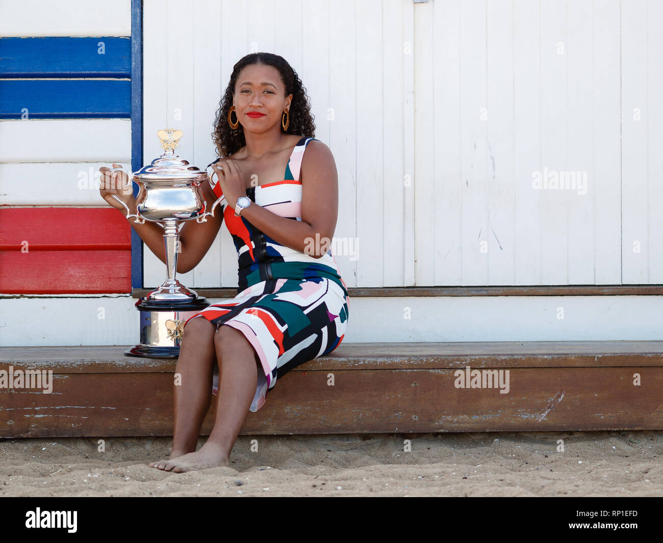 Naomi Osaka avec le programme Daphne Akhurst trophée à la plage de Brighton à Victoria après avoir remporté l'Open d'Australie 2019 contre Petra Kvitova Banque D'Images