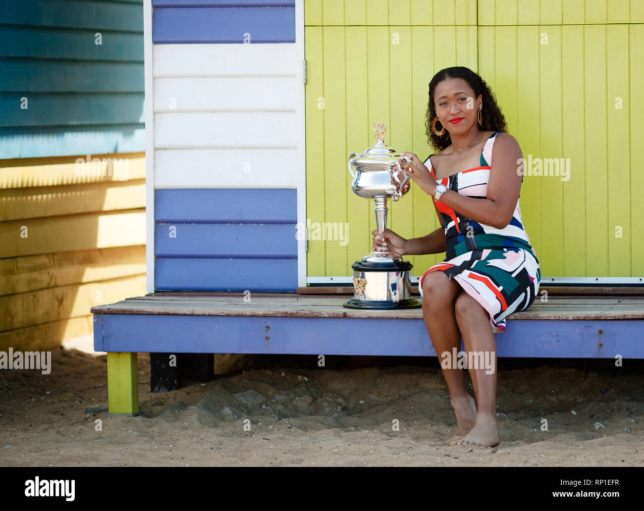 Naomi Osaka avec le programme Daphne Akhurst trophée à la plage de Brighton à Victoria après avoir remporté l'Open d'Australie 2019 contre Petra Kvitova Banque D'Images