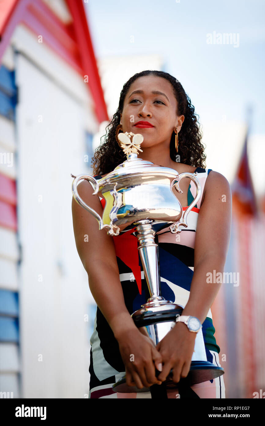 Naomi Osaka avec le programme Daphne Akhurst trophée à la plage de Brighton à Victoria après avoir remporté l'Open d'Australie 2019 contre Petra Kvitova Banque D'Images