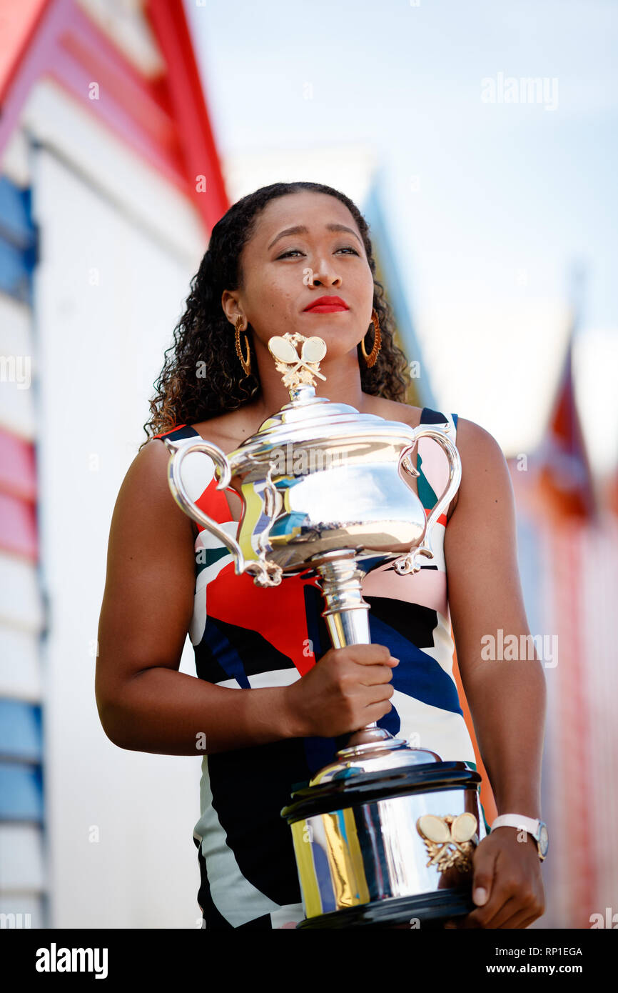 Naomi Osaka avec le programme Daphne Akhurst trophée à la plage de Brighton à Victoria après avoir remporté l'Open d'Australie 2019 contre Petra Kvitova Banque D'Images