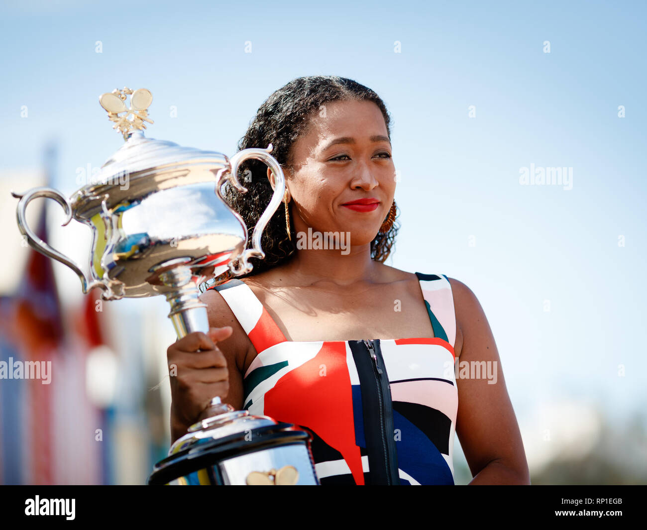 Naomi Osaka avec le programme Daphne Akhurst trophée à la plage de Brighton à Victoria après avoir remporté l'Open d'Australie 2019 contre Petra Kvitova Banque D'Images