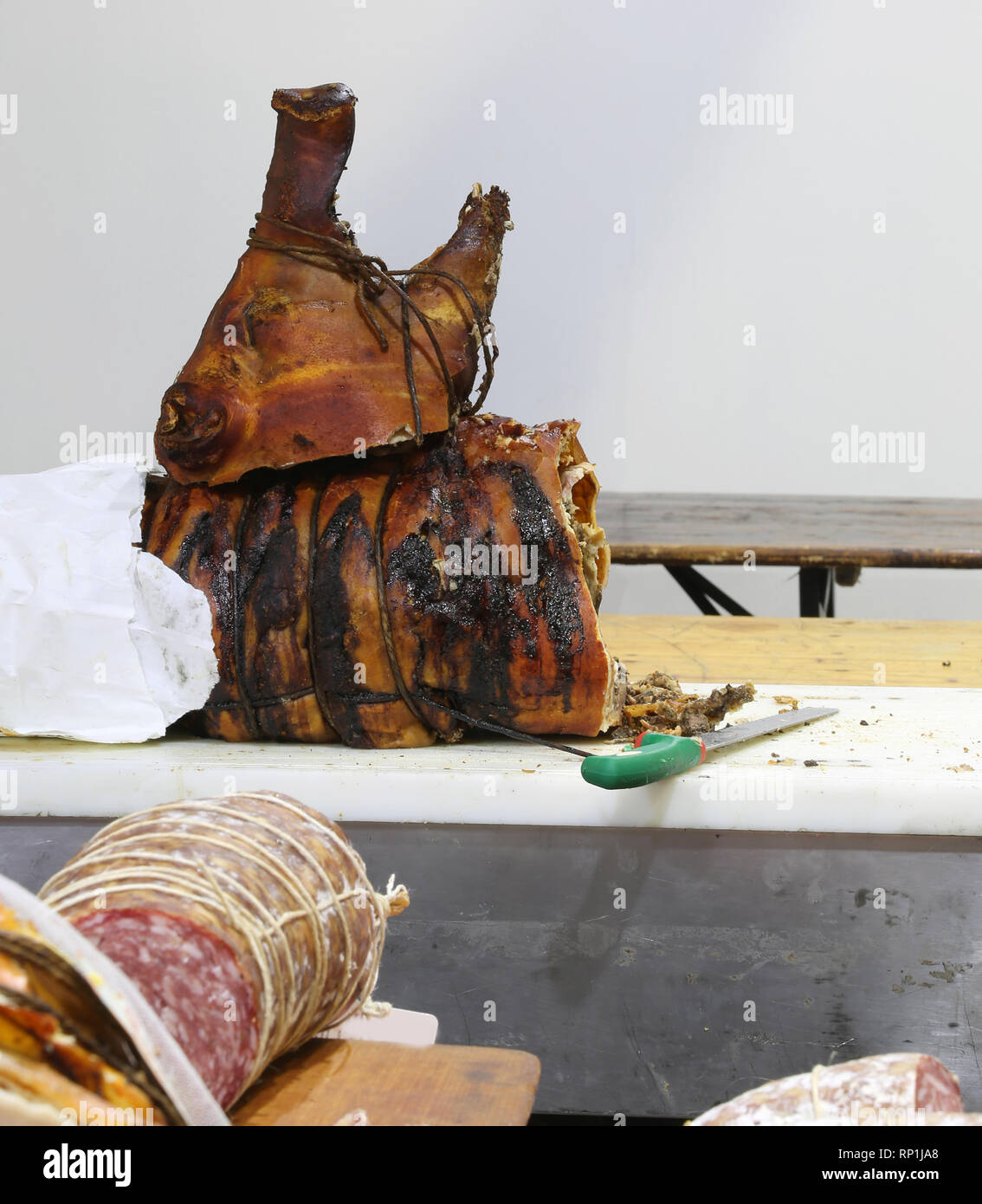 Grand Chef de la rôti de porc appelé Pochetta en langue italienne à vendre  à la boucherie Photo Stock - Alamy