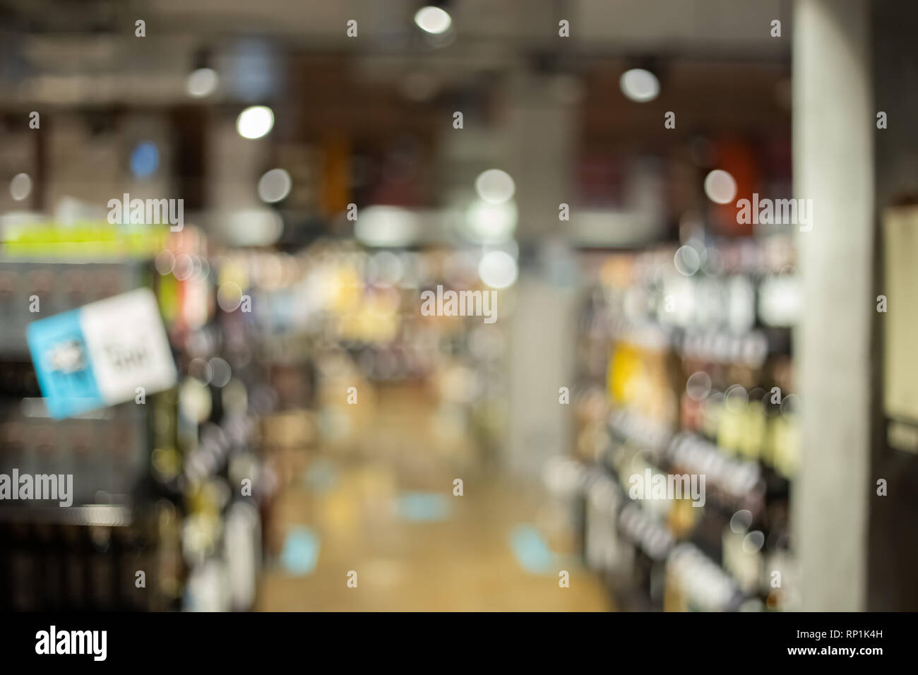 Blurry liquor store. Arrière-plan flou artistique boutique alcool Banque D'Images