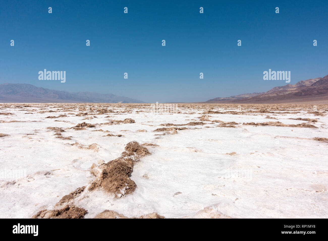Vue sur la croûte de sel hexagonal sur le bassin de Badwater, Death Valley National Park, California, United States. Banque D'Images
