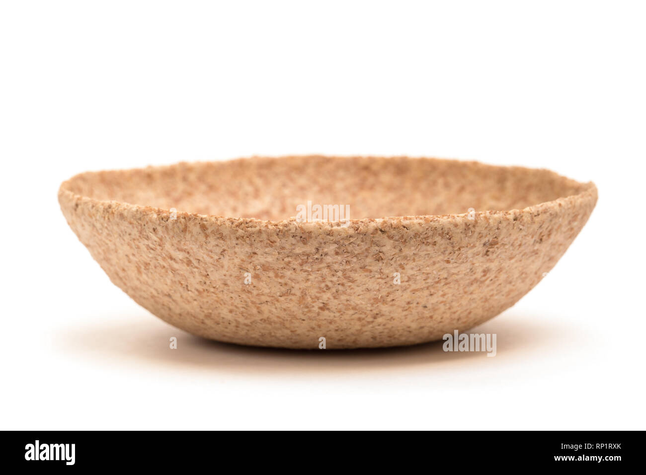 Bol comestibles à base de son de blé isolé sur fond blanc, de face Photo  Stock - Alamy