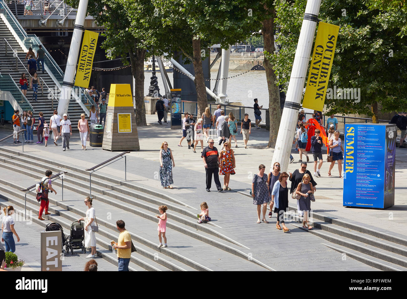 Hungerford Bridge escalier avec domaine public. Plan directeur de Southbank, Londres, Royaume-Uni. Architecte : Mica architectes, 2018. Banque D'Images