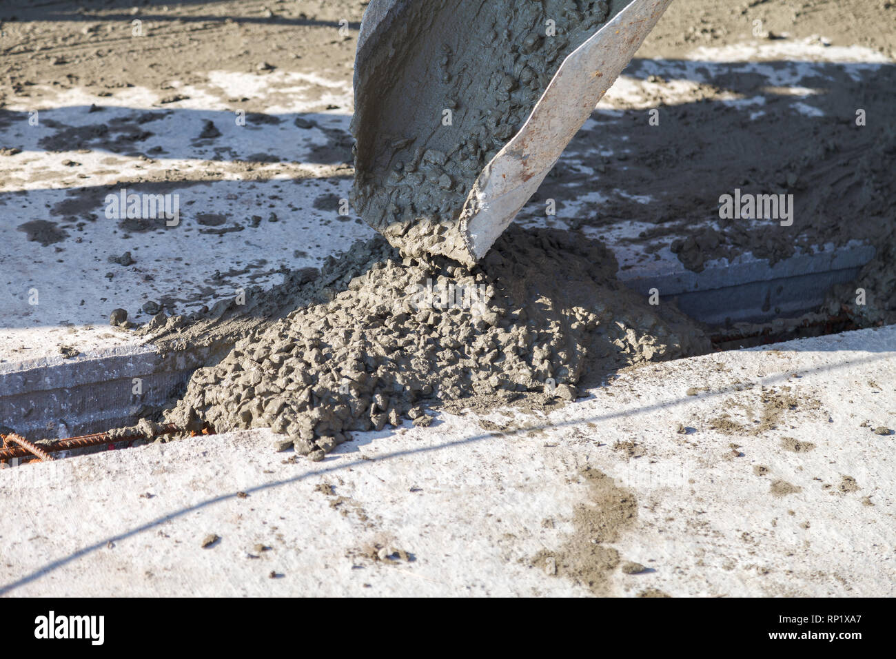 Pour les travailleurs à la base de la construction d'un bâtiment résidentiel à l'aide de malaxeurs à béton mobile Banque D'Images