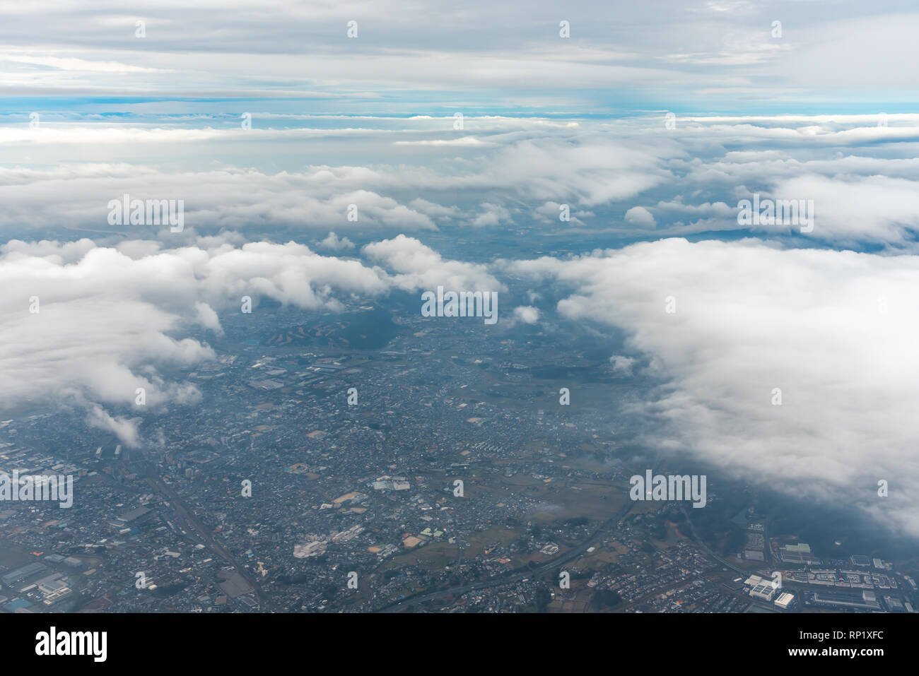 Nuages et fond de ciel bleu, vu de la fenêtre d'un avion. Banque D'Images