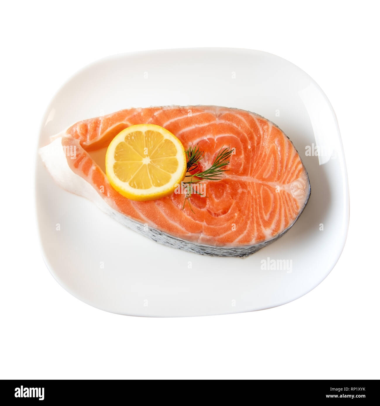Pavé de saumon frais sur l'assiette avec les tranches de citron isolé sur blanc. Chemin de détourage incluted Banque D'Images