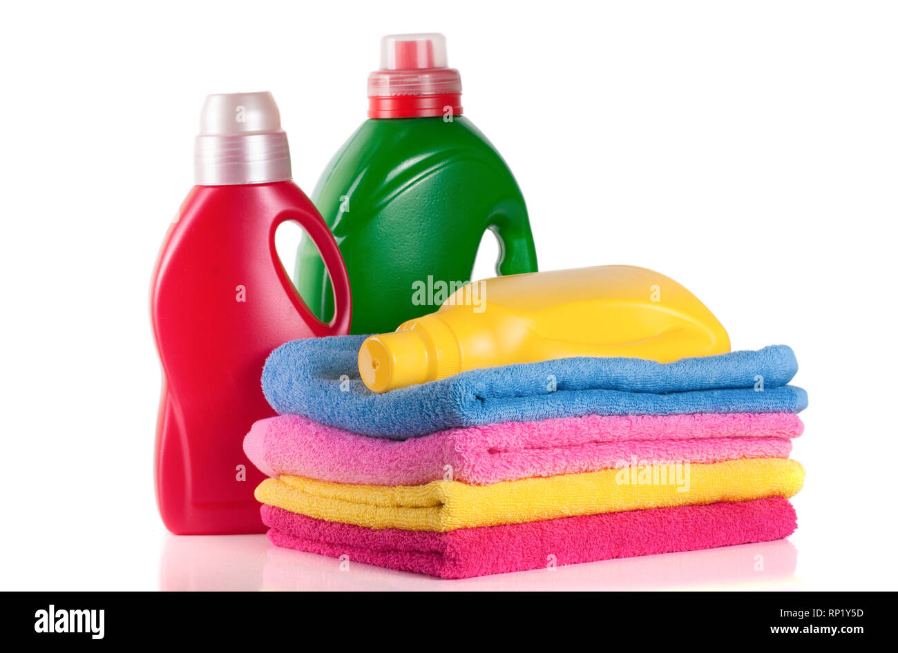 Bouteille de détergent et d'un conditionneur avec serviettes isolé sur fond blanc. Banque D'Images