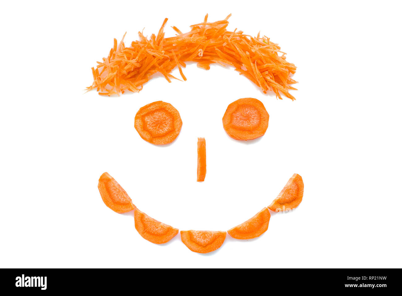 Dietary food est une bonne humeur. sourit drôle de visage faites de carottes avec une coiffure. fond blanc. Banque D'Images