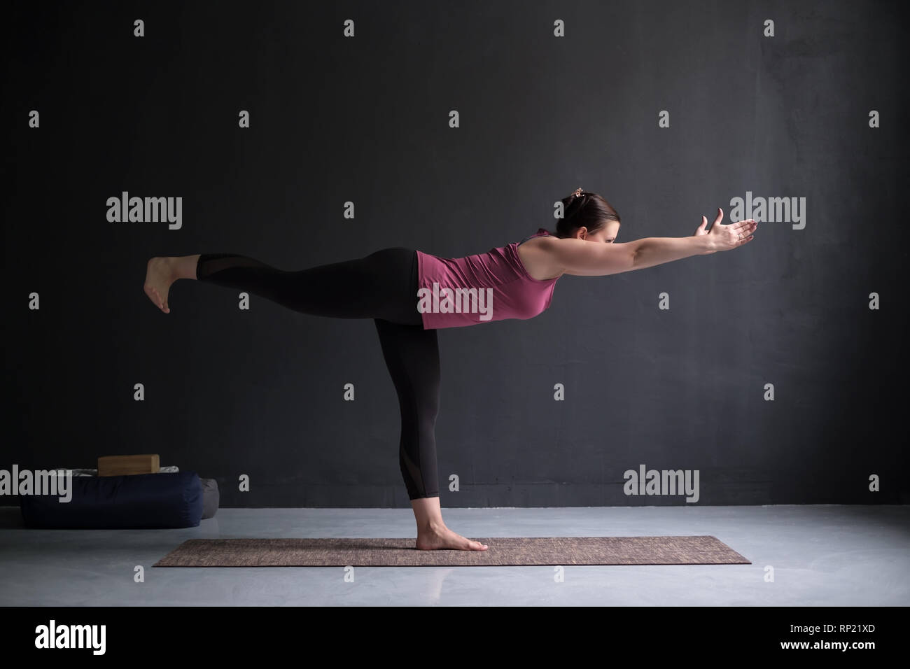 Woman practicing yoga, faisant de l'exercice guerrier III, Virabhadrasana 3 poser Banque D'Images