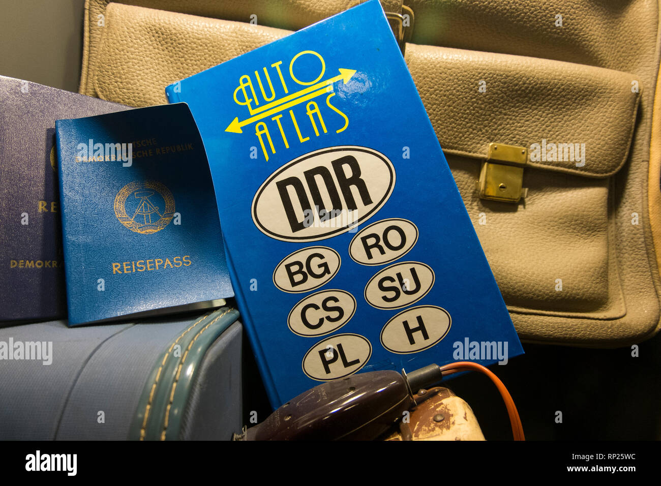 Le DDR Museum à Berlin, Allemagne. Un guide de voyage, atlas de l'Allemagne de l'Est. Banque D'Images