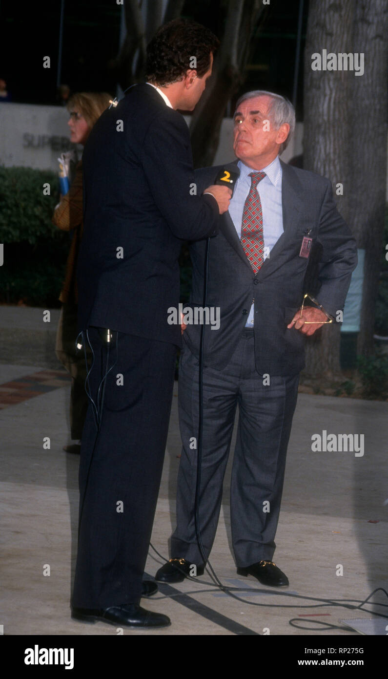 VAN Nuys, CA - le 13 janvier : journaliste Dominick Dunne assiste à Erik et Lyle Menendez Procès, juge de la Cour supérieure déclare Stanley Weisberg dans une nullité, Erik Menendez procès le 13 janvier 1994 à Van Nuys Courthouse à Van Nuys, Californie. Photo de Barry King/Alamy Stock Photo Banque D'Images